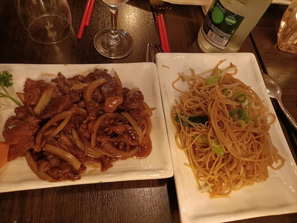 Boeuf Au Oignon Nouilles Sautées