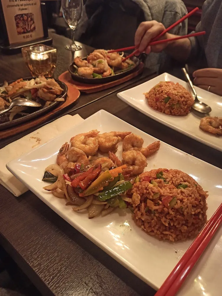 Crevettes Sautées Aux Légumes Et Riz Thai